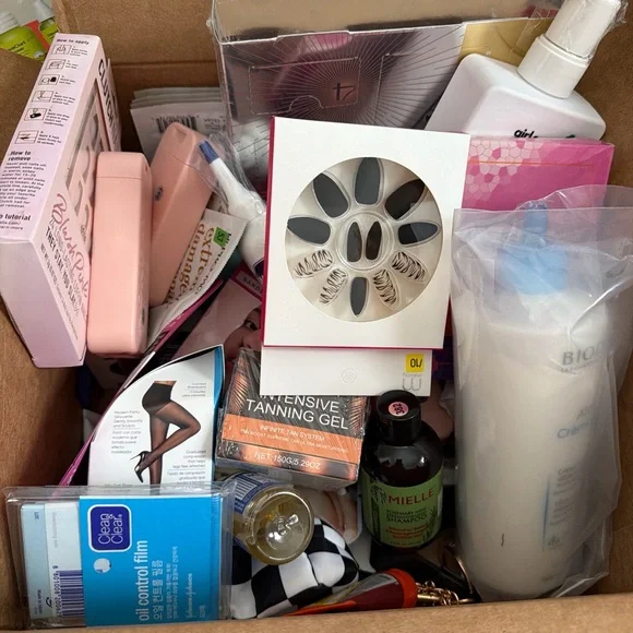 Random Beauty Bundle - Picture 2 of 3